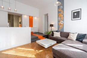 Bright two bedroom flat by the New York Palace